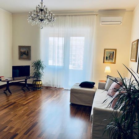 Elegant Apartment In City Center Cagliari Exterior foto