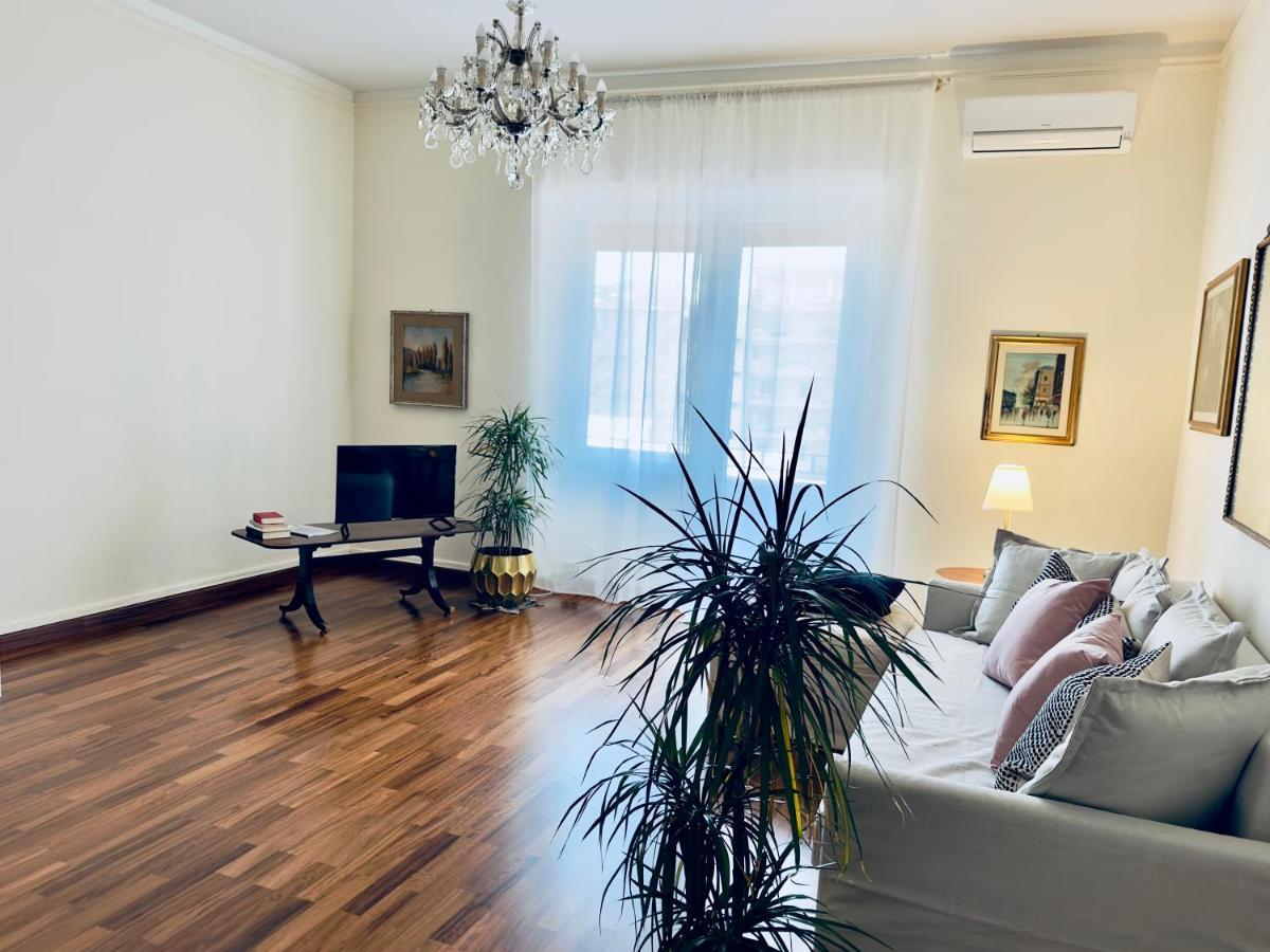 Elegant Apartment In City Center Cagliari Exterior foto